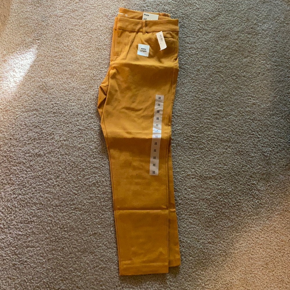 Old Navy mustard pixie pants. Size 12. NWT.